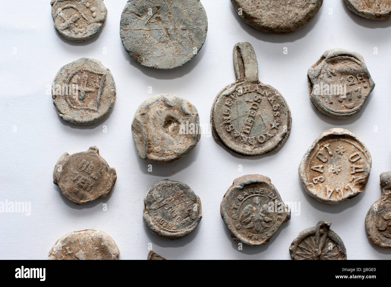 Una colección de viejos llevar bolsa sellos encontrados en el East Riding  de Yorkshire, Reino Unido, UK, GB, Eng Fotografía de stock - Alamy