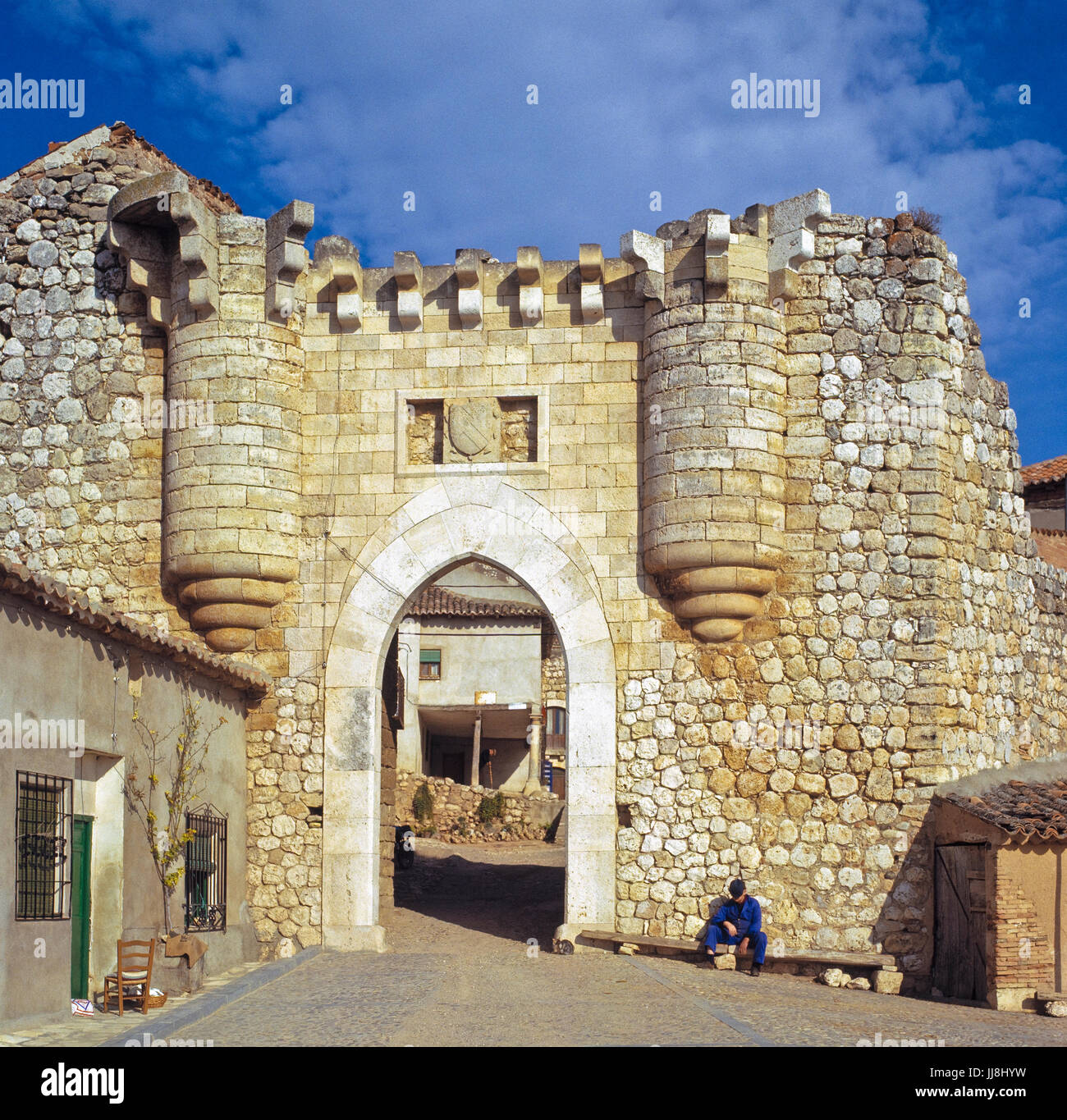 Antigua puerta de la ciudad castellana. Hita (Guadalajara) España Hita es un municipio de la comarca de La Alcarria, en la provincia de Guadalajara (provincia), Sp Foto de stock