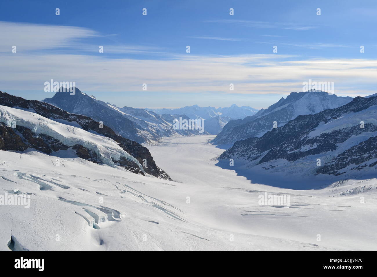 Mundo glaciar alpino. Cima de los alpes suizos en el jungfraujoch. Foto de stock