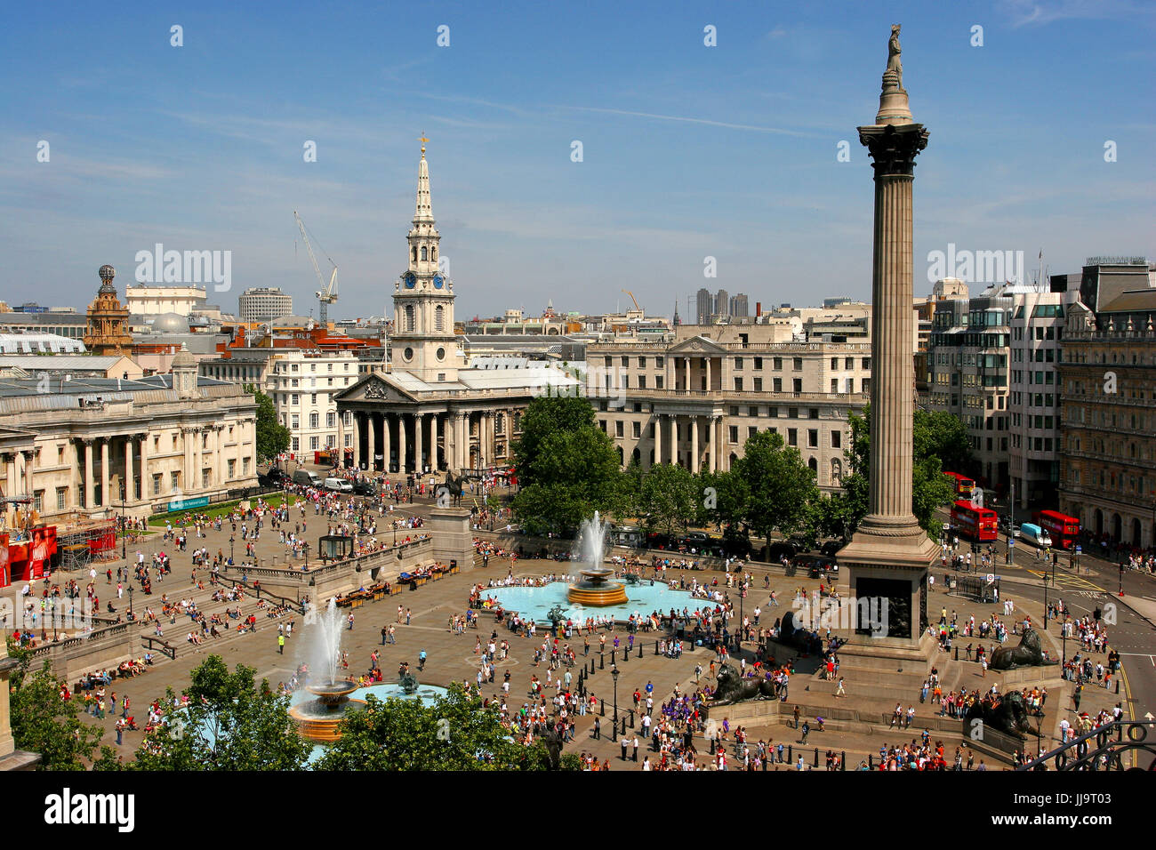 Vista aérea de la plaza Trafalgar con Nelsons Column monumento y fuente, Londres, Inglaterra, Reino Unido. Foto de stock