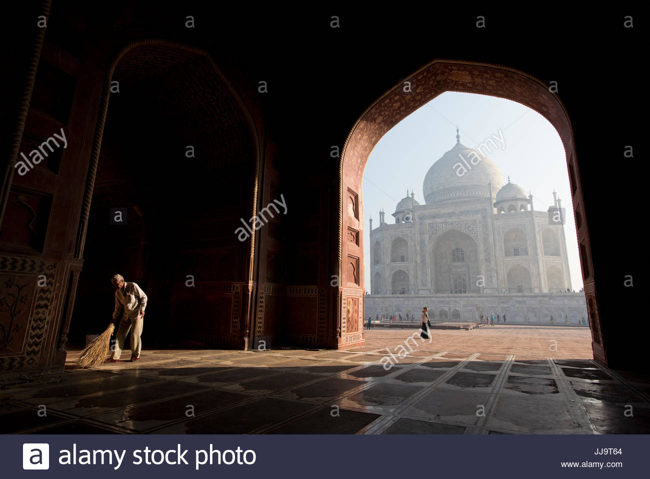 Un hombre de origen indio barriendo la entrada de la mezquita, junto al Taj Mahal en Agra, India. Foto de stock