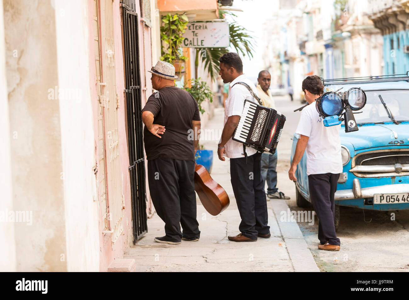 Los músicos cubanos en las calles de La Habana. Foto de stock