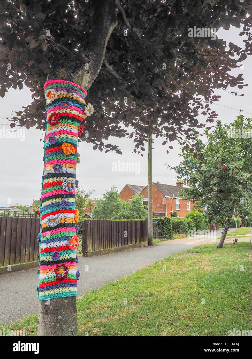 Bombardeo de hilados, Yarnbombing, Rubio Village, en la Isla de Wight. 19 Jul, 2017. Foto tomada el 16 Jul, 2017. Los rubios tejer y Natter Grupo decorar rubios Village para recaudar dinero para el rubio Elephant Club, una organización de caridad local la recaudación de fondos para las personas con problemas de memoria y la capacidad de los perros para los jóvenes. La fecha coincide con la Isla de Wight estudios abiertos donde el artista abren sus talleres para mostrar al público sus artesanías en toda la isla, desde el 14 al 24 de julio de 2017. Foto tomada el 16 Jul, 2017. Foto de stock