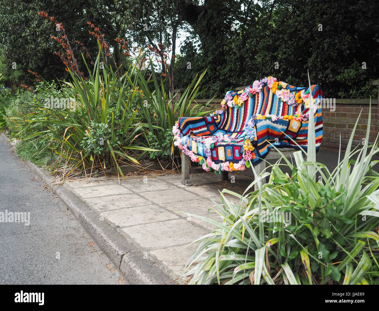 Bombardeo de hilados, Yarnbombing, Rubio Village, en la Isla de Wight. 19 Jul, 2017. Foto tomada el 16 Jul, 2017. Los rubios tejer y Natter Grupo decorar rubios Village para recaudar dinero para el rubio Elephant Club, una organización de caridad local la recaudación de fondos para las personas con problemas de memoria y la capacidad de los perros para los jóvenes. La fecha coincide con la Isla de Wight estudios abiertos donde el artista abren sus talleres para mostrar al público sus artesanías en toda la isla, desde el 14 al 24 de julio de 2017. Foto tomada el 16 Jul, 2017. Foto de stock