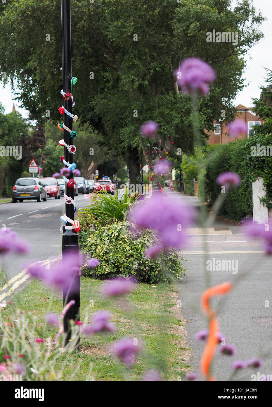 Bombardeo de hilados, Yarnbombing, Rubio Village, en la Isla de Wight. 19 Jul, 2017. Foto tomada el 16 Jul, 2017. Los rubios tejer y Natter Grupo decorar rubios Village para recaudar dinero para el rubio Elephant Club, una organización de caridad local la recaudación de fondos para las personas con problemas de memoria y la capacidad de los perros para los jóvenes. La fecha coincide con la Isla de Wight estudios abiertos donde el artista abren sus talleres para mostrar al público sus artesanías en toda la isla, desde el 14 al 24 de julio de 2017. Foto tomada el 16 Jul, 2017. Foto de stock