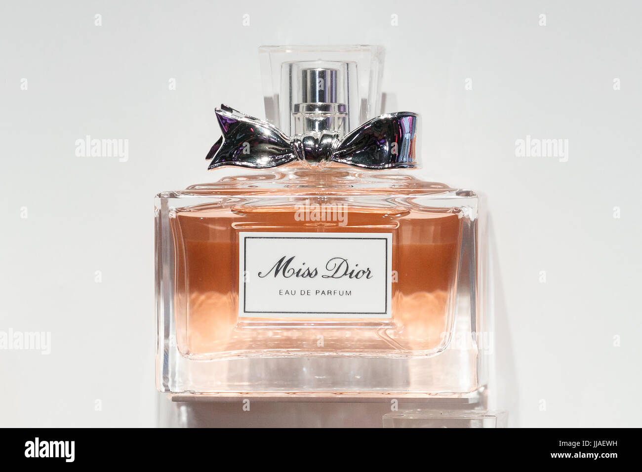 Tokio, Japón. 19 Jul, 2017. Una muestra del nuevo perfume Miss Dior en la  pantalla durante el evento por el amor de Dior en Terrada Almacén en Tokio,  Japón, el 19 de