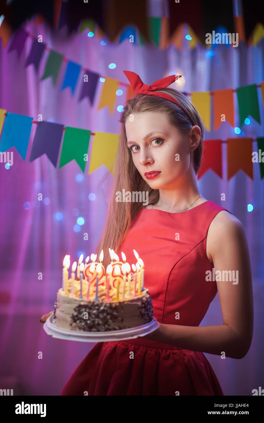 Concepto: La celebración, cumpleaños. joven y bella chica de estilo vintage  pin up en coloridos permanente escena iluminada celebración pastel con  velas Fotografía de stock - Alamy