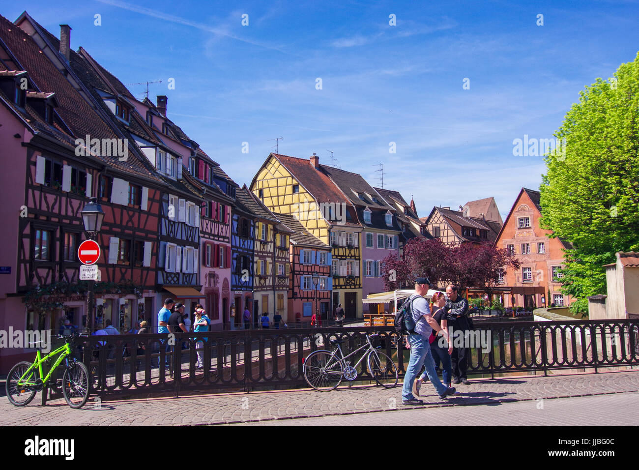Pintorescas escenas callejeras con visitantes Little Venice Colmar Alsace Francia Foto de stock