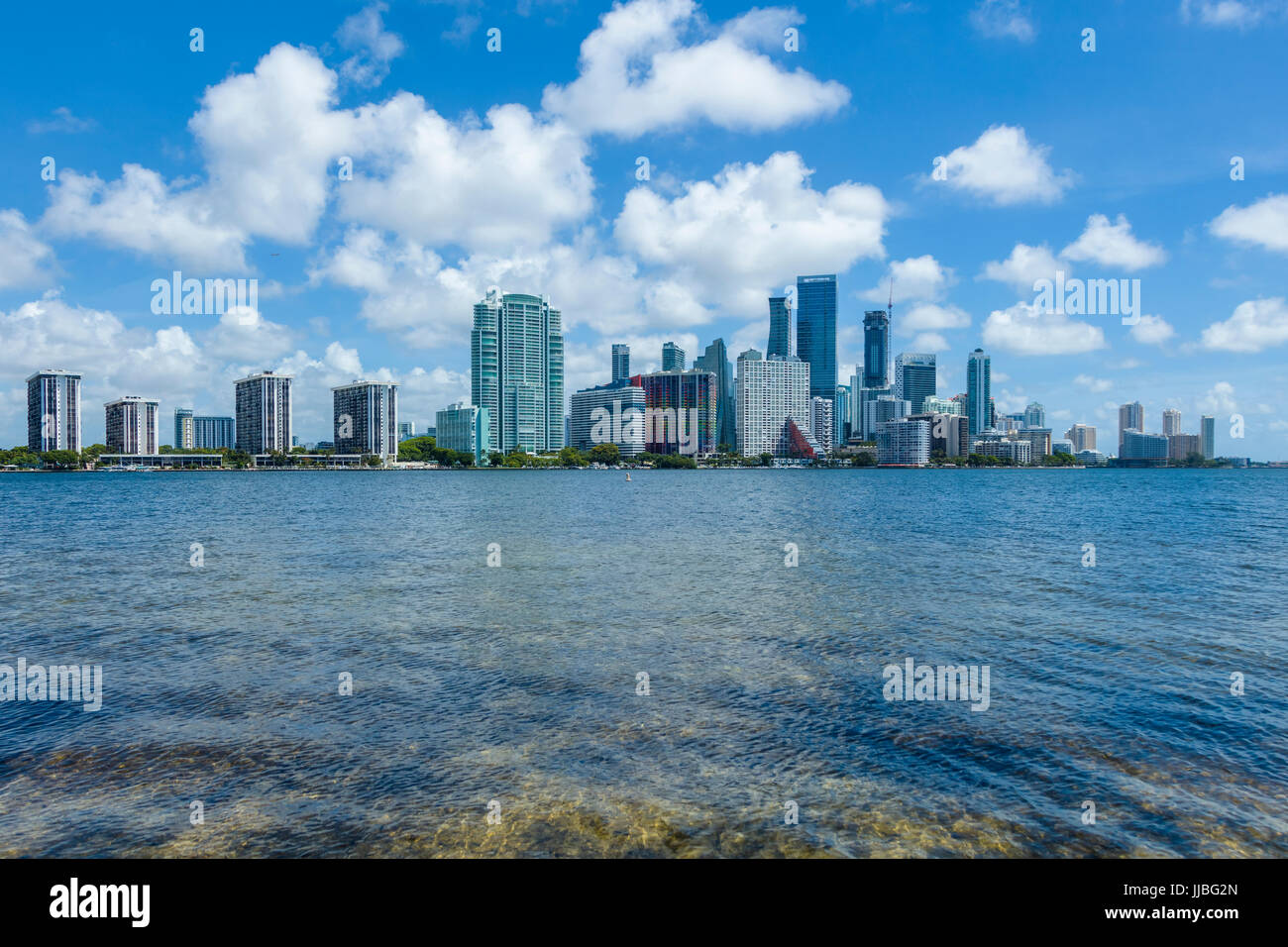 Skyline de Miami Florida en un soleado cielo azul nube blanca día Foto de stock