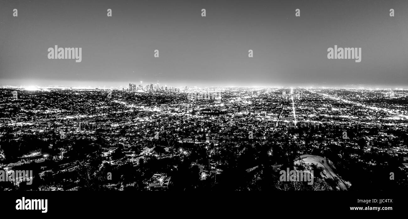 La enorme ciudad de Los Angeles en la noche - vista aérea - LOS ANGELES, California - 19 de abril de 2017 Foto de stock