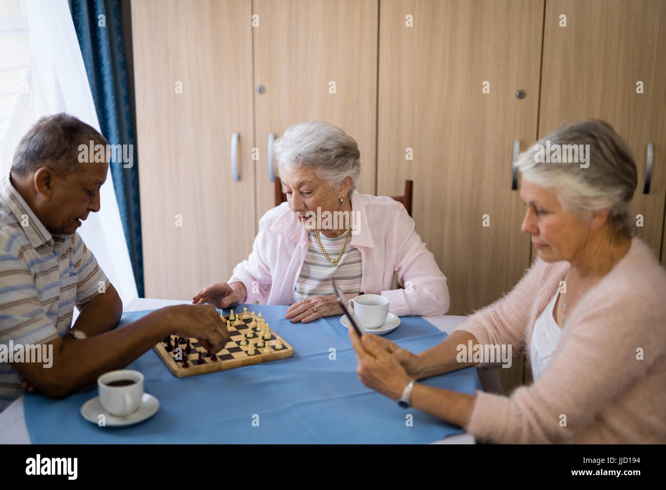 Jugar Al Ajedrez Divertido Juntos En Casa Con Amigo Y Afición Intelectual  Imagen de archivo - Imagen de sentada, amistad: 215944691