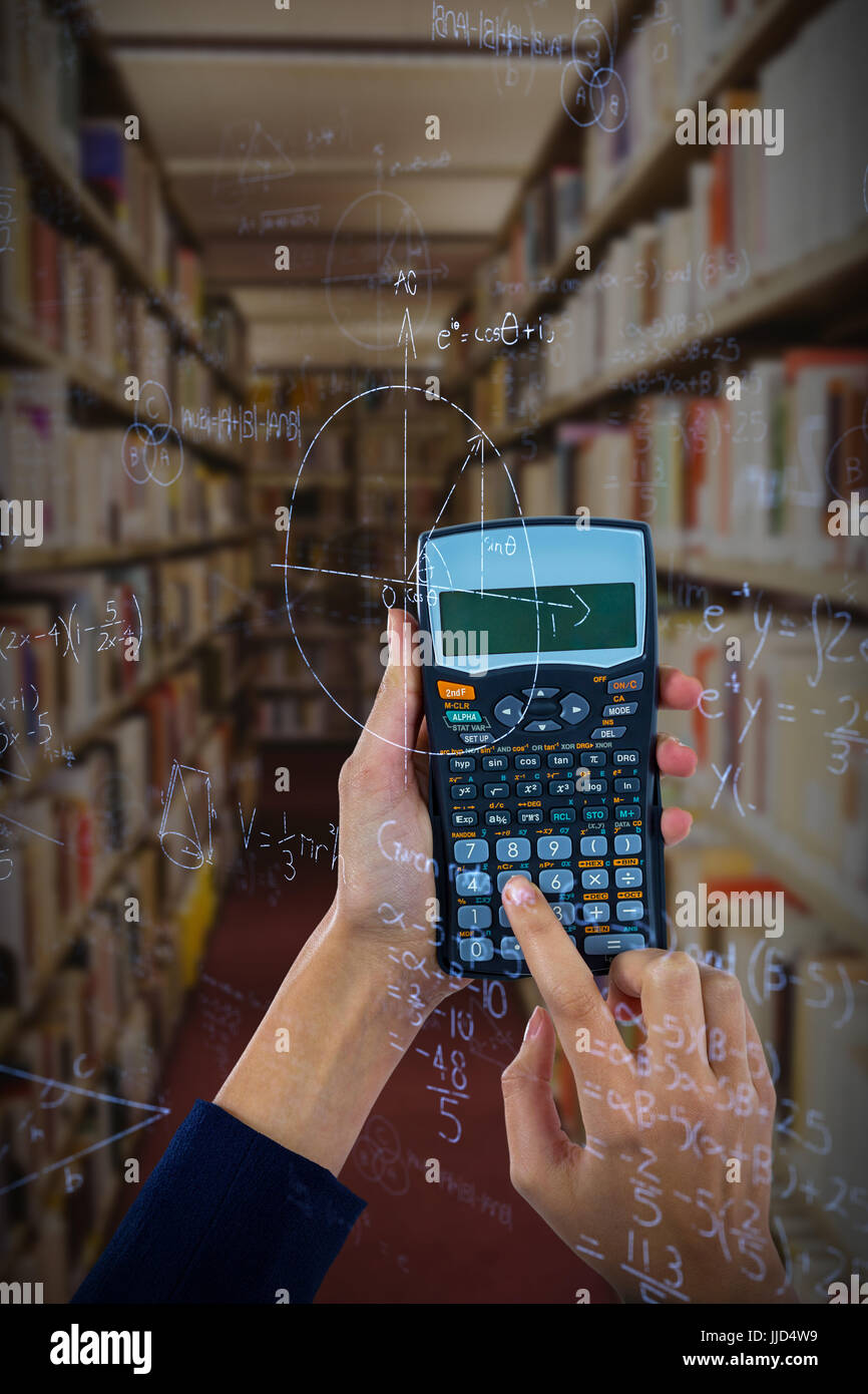 Manos de la empresaria con la calculadora contra la ecuación cuadrática con  diagramas y solución Fotografía de stock - Alamy