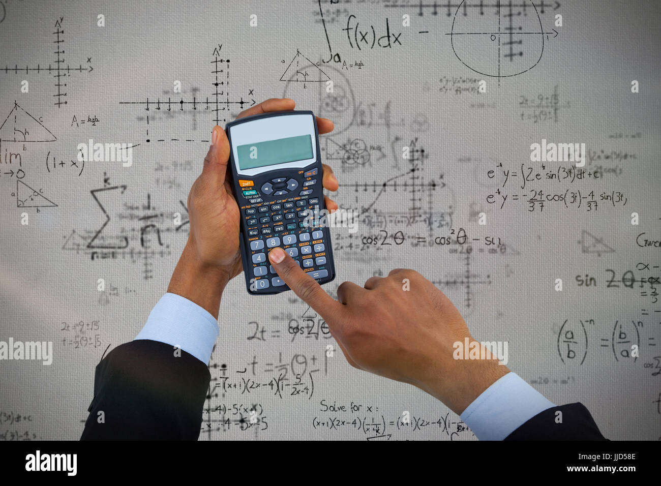 Recortada de manos del empresario en contra de utilizar la calculadora de  ecuaciones cuadráticas con solución Fotografía de stock - Alamy