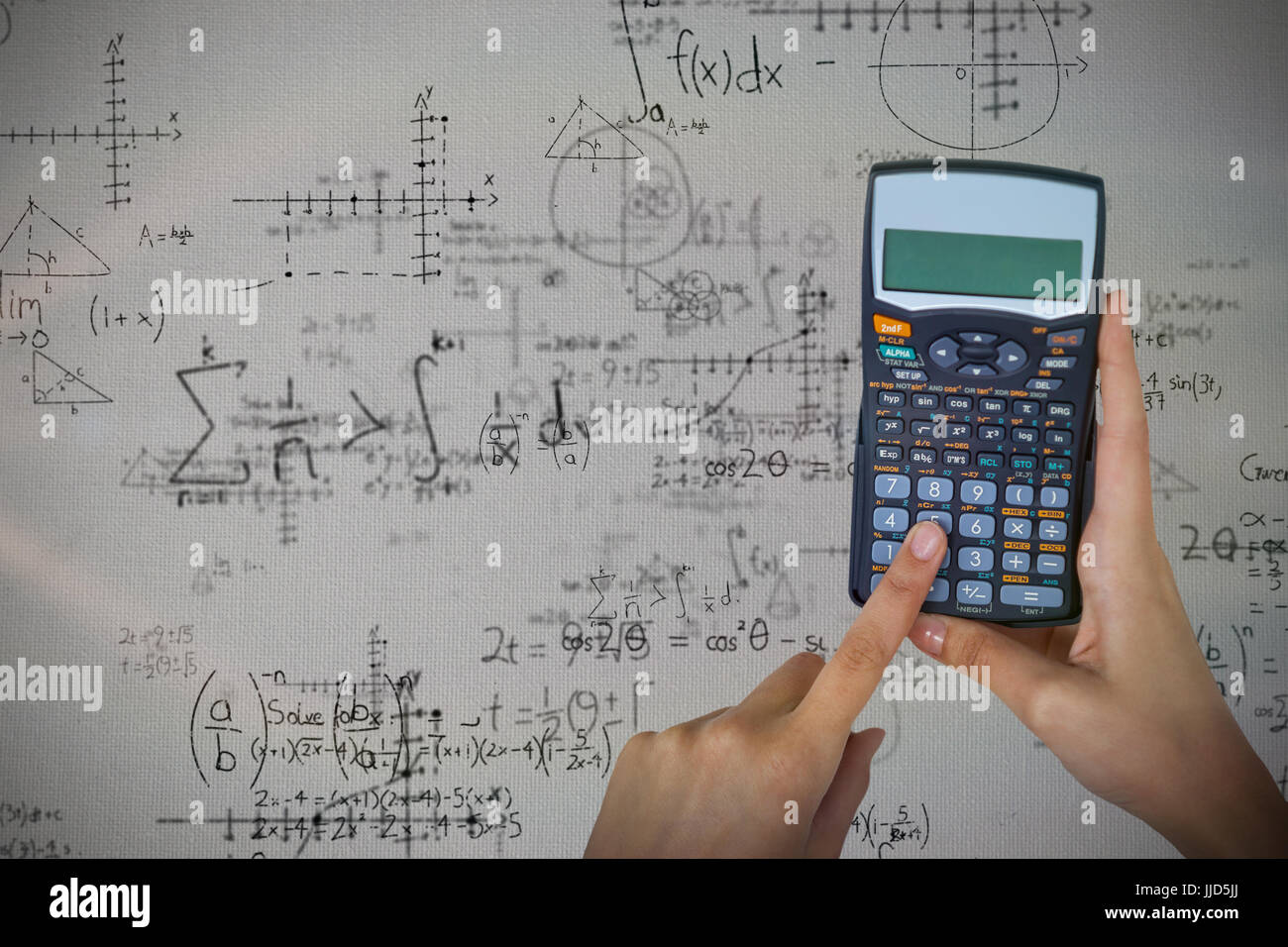 Manos de la empresaria contra con la calculadora de ecuaciones cuadráticas  con solución Fotografía de stock - Alamy