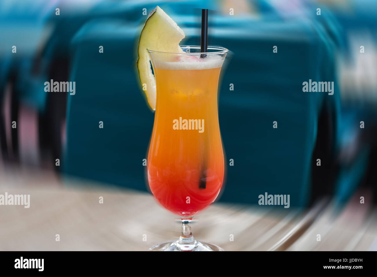 Se centran en cóctel colorido en la mesa de un bar en el restaurante. Quería desenfoque de fondo. Símbolo la adicción al alcohol. Foto de stock