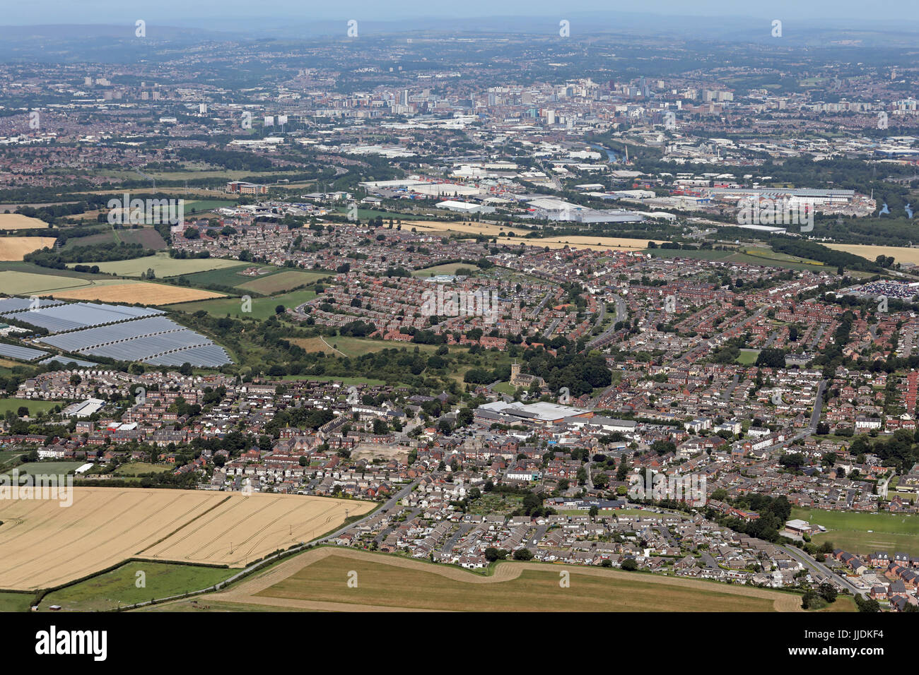 Vista aérea de Rothwell, ciudad de Leeds, en el fondo, de Yorkshire, Reino Unido Foto de stock