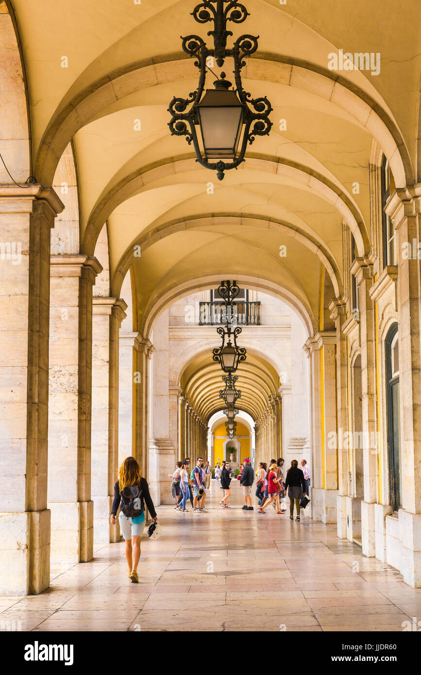 Baixa de Lisboa, siglo xix arcade a lo largo del lado norte de la Praca do Comercio en el distrito de Baixa de Lisboa, Portugal. Foto de stock