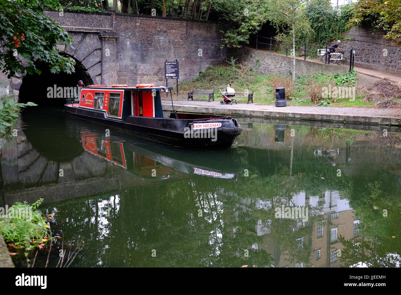 Los cambios en el estilo de vida hecha por vivir en casa botes en el Regents Canal cerca del Túnel de Islington, un oculto y muy tranquila de Londres. Foto de stock