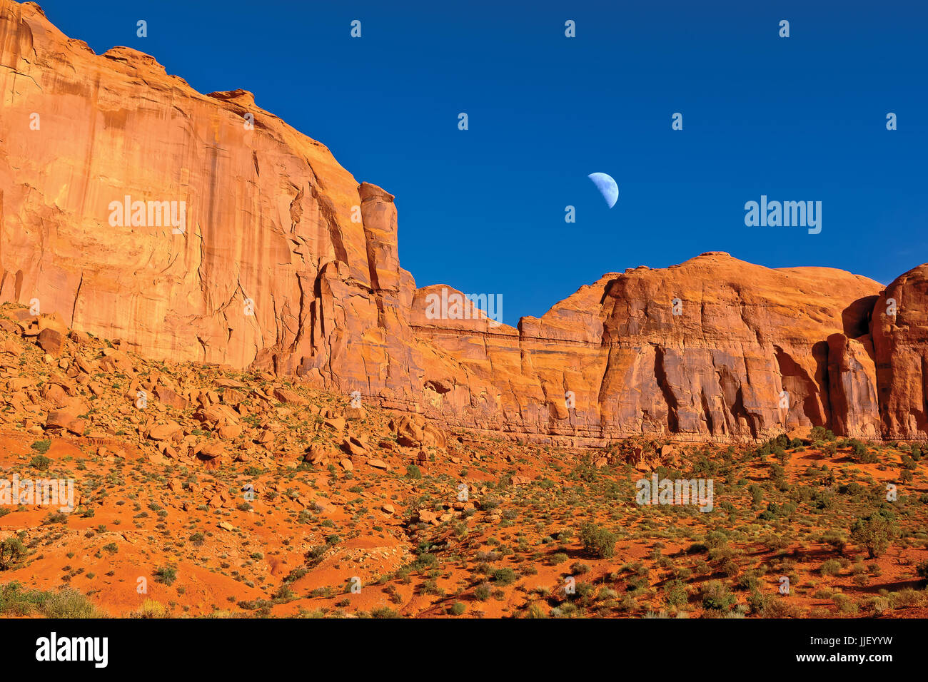 Luna sobre Spearhead Mesa, Monument Valley, Arizona, Estados Unidos, EE.UU. Foto de stock