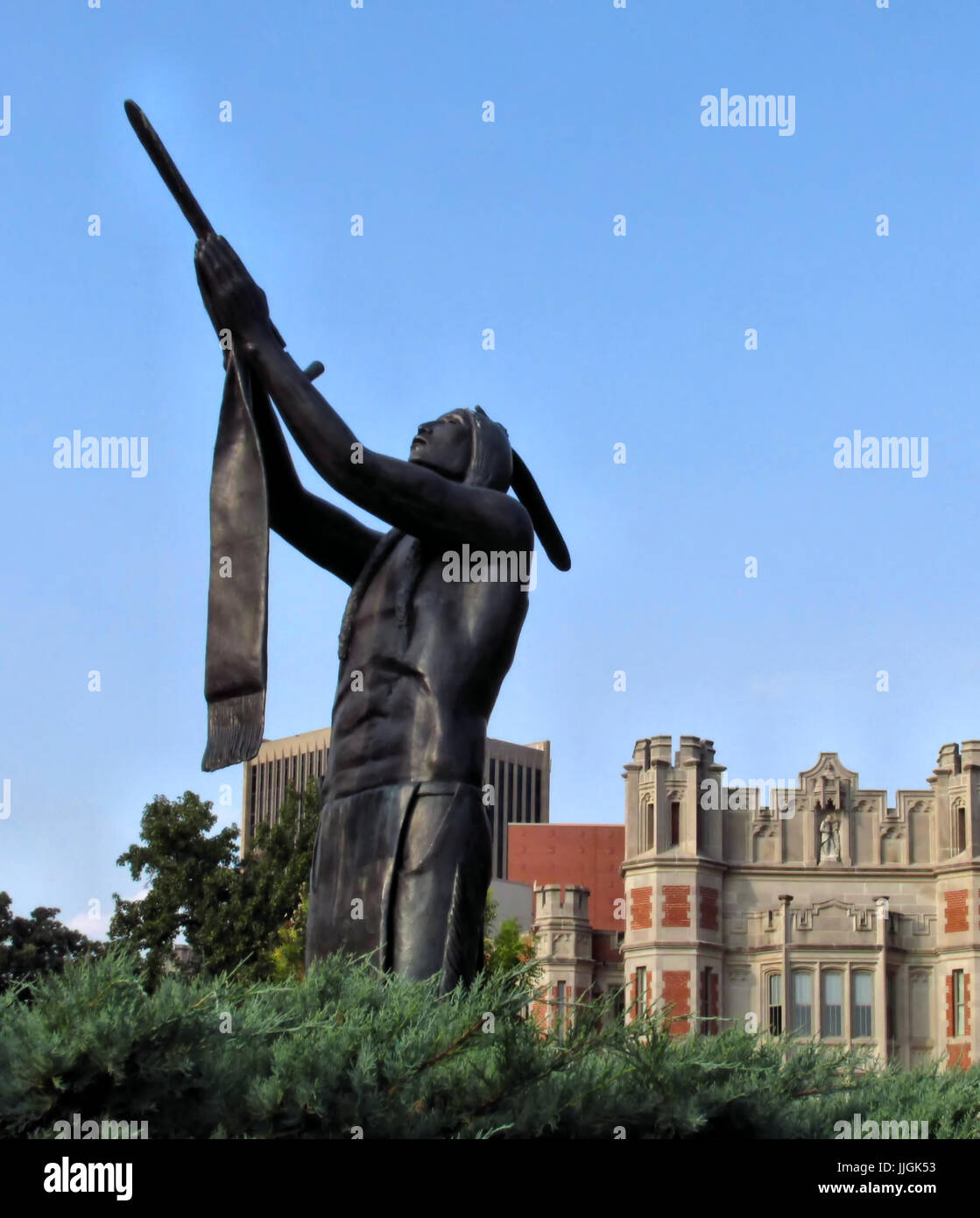 La estatua de paz Houser hombre americano nativo con una pipa de paz está a la entrada del campus de la Universidad de Oklahoma. Foto de stock