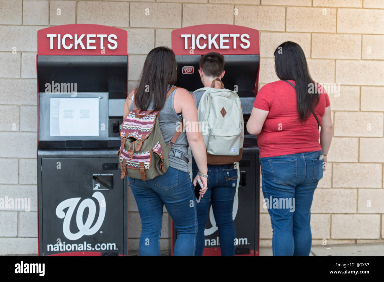 Washington, DC - Los fanáticos del béisbol comprar entradas para un juego de nacionales de Washington desde una máquina automática del billete en el Nationals Park. Foto de stock