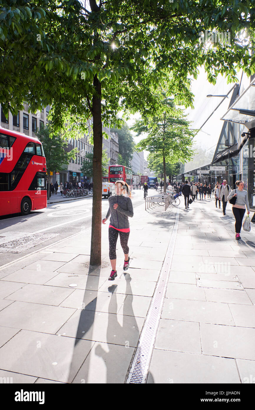Una mujer corriendo en la zona de St Paul's de Londres. Foto de stock