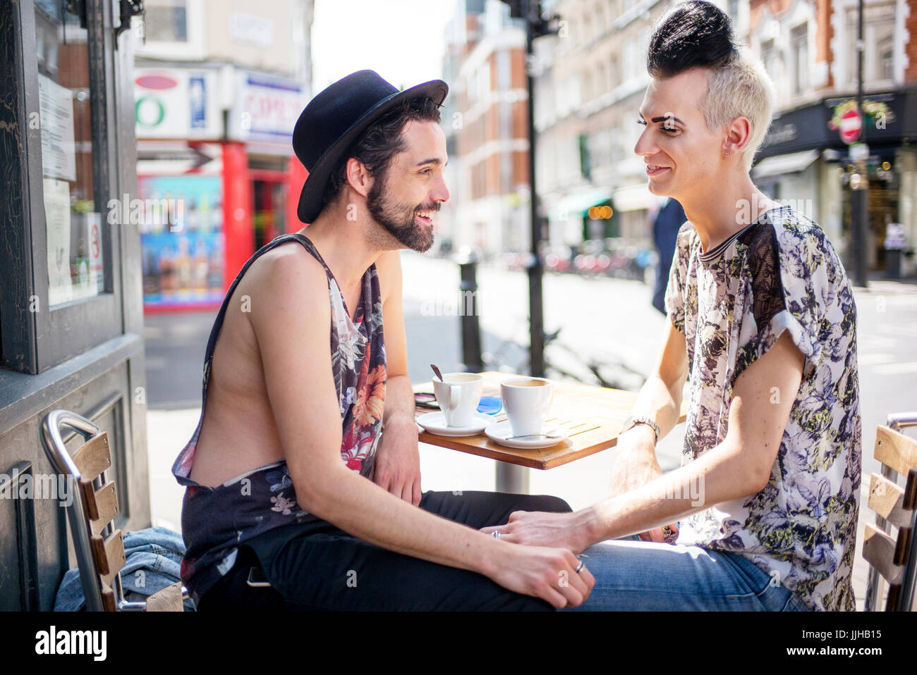 Una pareja gay chat fuera una cafetería en Londres. Foto de stock