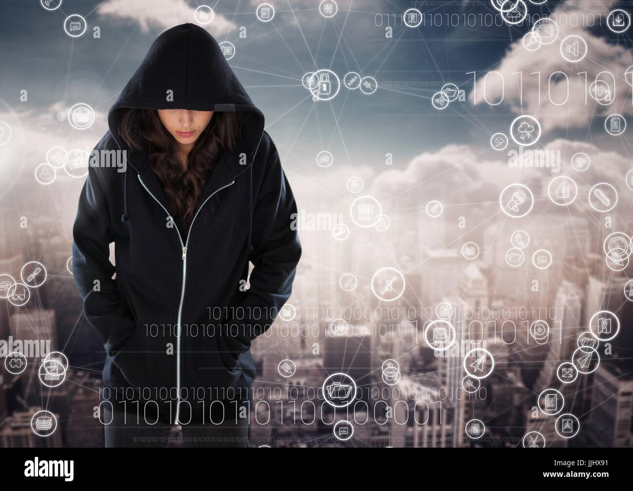 Mujer hacker encapuchados de pie en frente de fondo digital Fotografía de  stock - Alamy