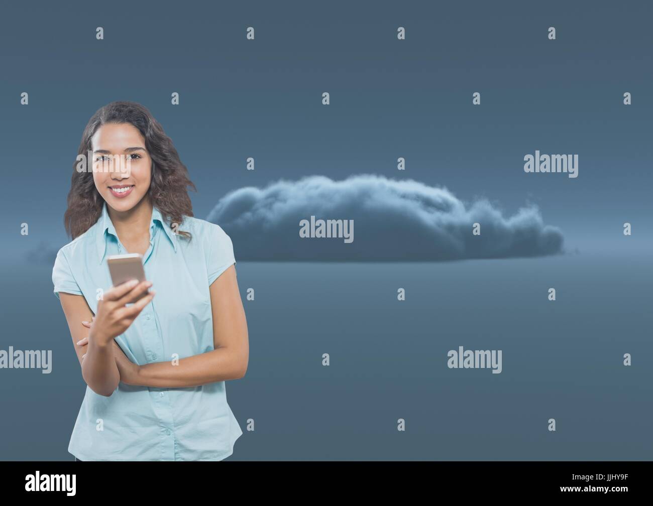 3D mujer sonriente texting contra una oscura nube 3D Foto de stock