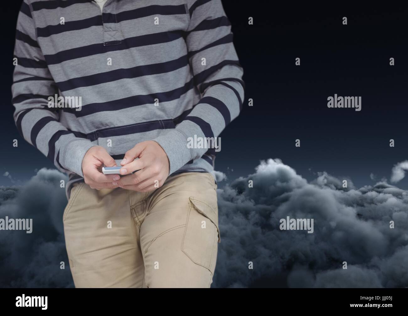 Parte del texto de un hombre delante de una nube oscura Foto de stock