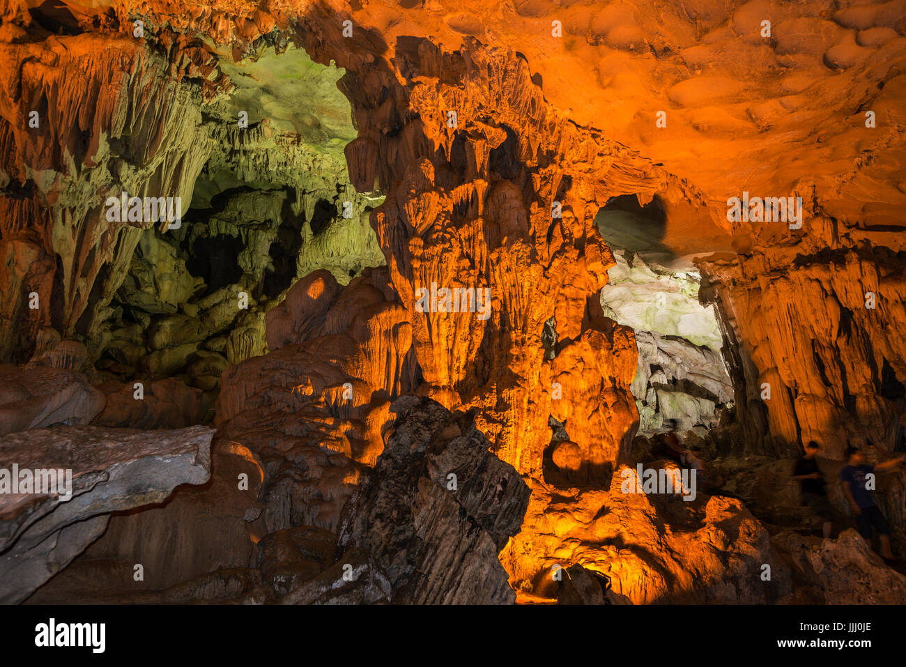 Vista panorámica de la gran cueva Bahía de Halong, Vietnam Fotografía