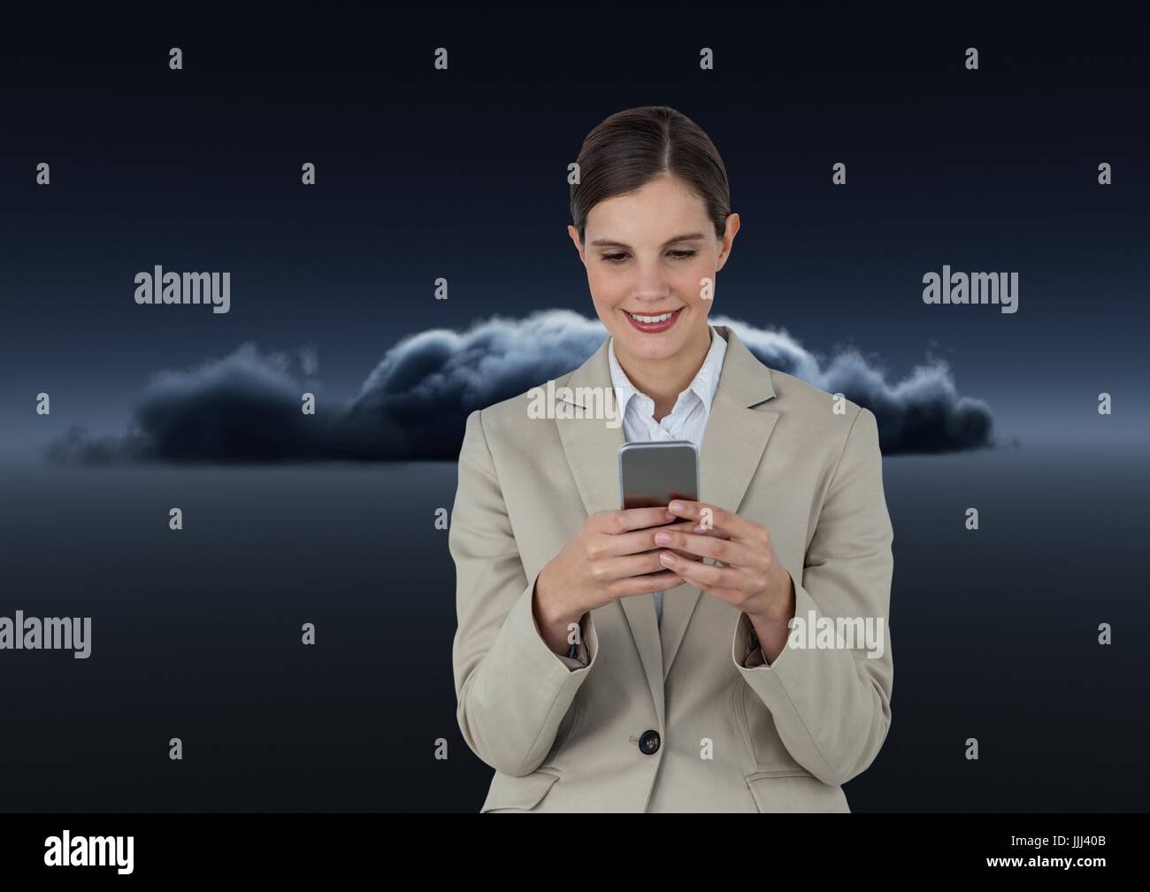 Mujer sonriente texting delante de una oscura nube 3D Foto de stock