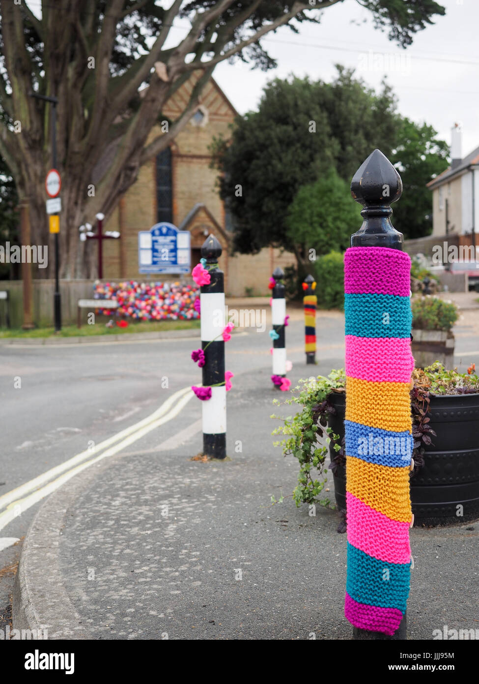 Bombardeo de hilados, Yarnbombing, Rubio Village, en la Isla de Wight. 19 Jul, 2017. Foto tomada el 16 Jul, 2017. Los rubios tejer y Natter Grupo decorar rubios Village para recaudar dinero para el rubio Elephant Club, una organización de caridad local la recaudación de fondos para las personas con problemas de memoria y la capacidad de los perros para los jóvenes. La fecha coincide con la Isla de Wight estudios abiertos donde el artista abren sus talleres para mostrar al público sus artesanías en toda la isla, desde el 14 al 24 de julio de 2017. Foto tomada el 16 Jul, 2017. Foto de stock