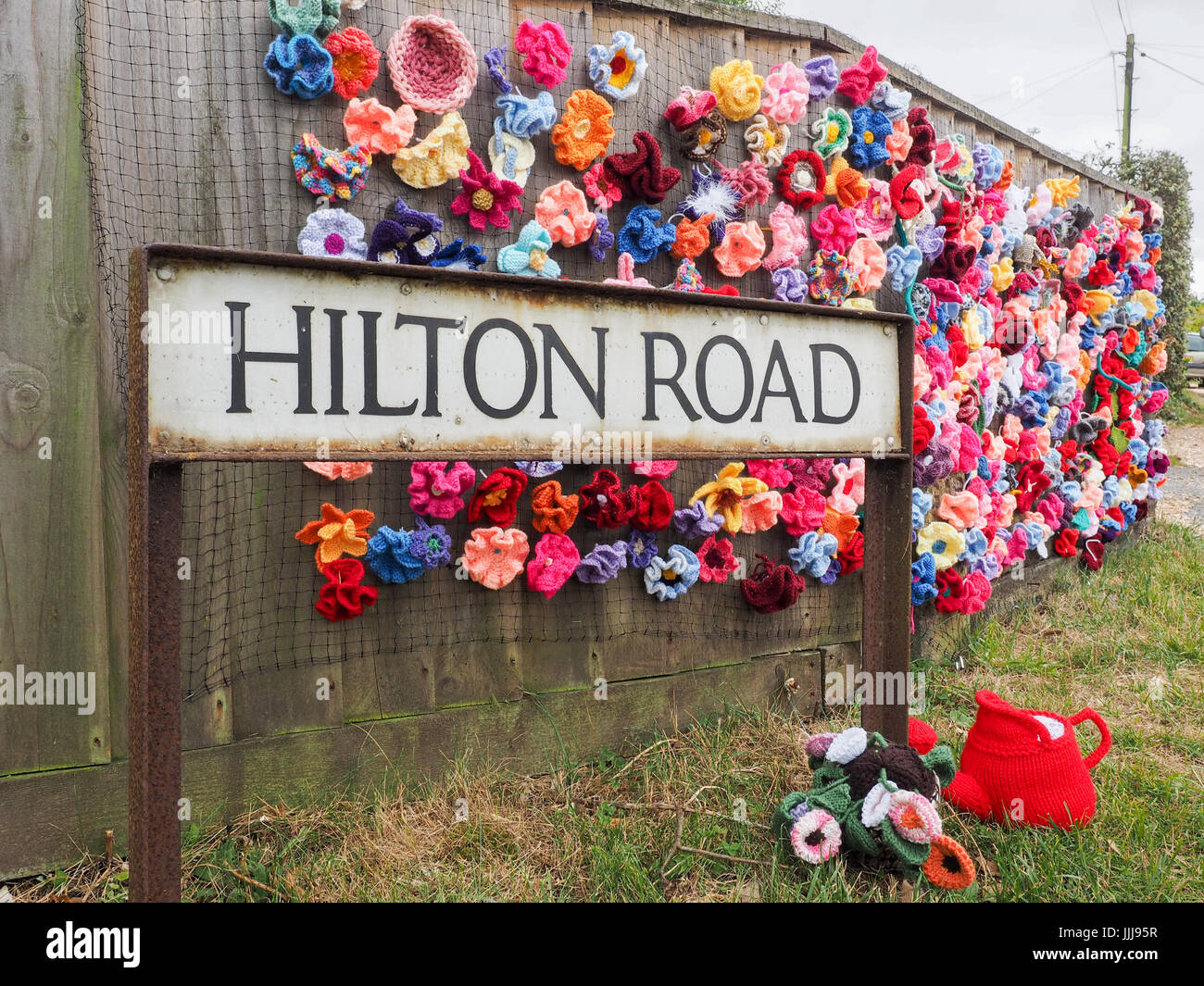 Bombardeo de hilados, Yarnbombing, Rubio Village, en la Isla de Wight. 19 Jul, 2017. Foto tomada el 16 Jul, 2017. Los rubios tejer y Natter Grupo decorar rubios Village para recaudar dinero para el rubio Elephant Club, una organización de caridad local la recaudación de fondos para las personas con problemas de memoria y la capacidad de los perros para los jóvenes. La fecha coincide con la Isla de Wight estudios abiertos donde el artista abren sus talleres para mostrar al público sus artesanías en toda la isla, desde el 14 al 24 de julio de 2017. Foto tomada el 16 Jul, 2017. Foto de stock