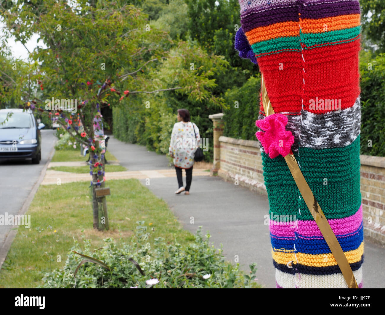 Bombardeo de hilados, Yarnbombing, Rubio Village, en la Isla de Wight. 19 Jul, 2017. Foto tomada el 16 Jul, 2017. Los rubios tejer y Natter Grupo decorar rubios Village para recaudar dinero para el rubio Elephant Club, una organización de caridad local la recaudación de fondos para las personas con problemas de memoria y la capacidad de los perros para los jóvenes. La fecha coincide con la Isla de Wight estudios abiertos donde el artista abren sus talleres para mostrar al público sus artesanías en toda la isla, desde el 14 al 24 de julio de 2017. Foto tomada el 16 Jul, 2017. Foto de stock