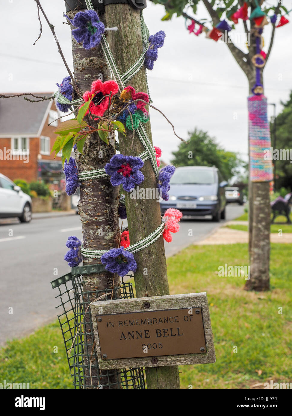 Bombardeo de hilados, Yarnbombing, Rubio Village, en la Isla de Wight. 19 Jul, 2017. Foto tomada el 16 Jul, 2017. Los rubios tejer y Natter Grupo decorar rubios Village para recaudar dinero para el rubio Elephant Club, una organización de caridad local la recaudación de fondos para las personas con problemas de memoria y la capacidad de los perros para los jóvenes. La fecha coincide con la Isla de Wight estudios abiertos donde el artista abren sus talleres para mostrar al público sus artesanías en toda la isla, desde el 14 al 24 de julio de 2017. Foto tomada el 16 Jul, 2017. Foto de stock