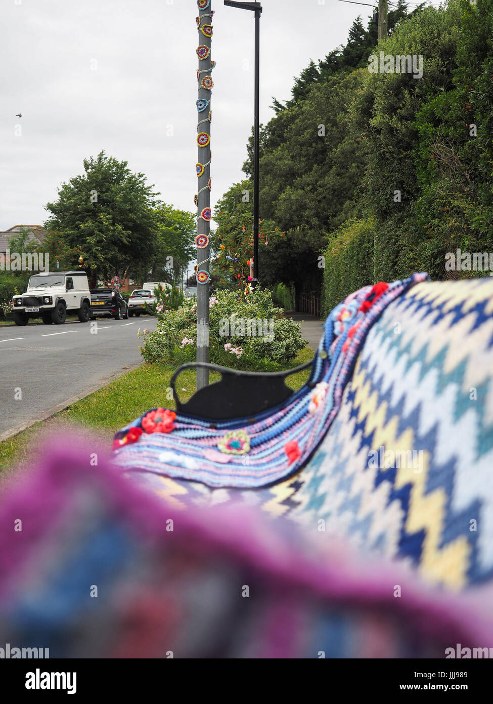 Bombardeo de hilados, Yarnbombing, Rubio Village, en la Isla de Wight. 19 Jul, 2017. Foto tomada el 16 Jul, 2017. Los rubios tejer y Natter Grupo decorar rubios Village para recaudar dinero para el rubio Elephant Club, una organización de caridad local la recaudación de fondos para las personas con problemas de memoria y la capacidad de los perros para los jóvenes. La fecha coincide con la Isla de Wight estudios abiertos donde el artista abren sus talleres para mostrar al público sus artesanías en toda la isla, desde el 14 al 24 de julio de 2017. Foto tomada el 16 Jul, 2017. Foto de stock