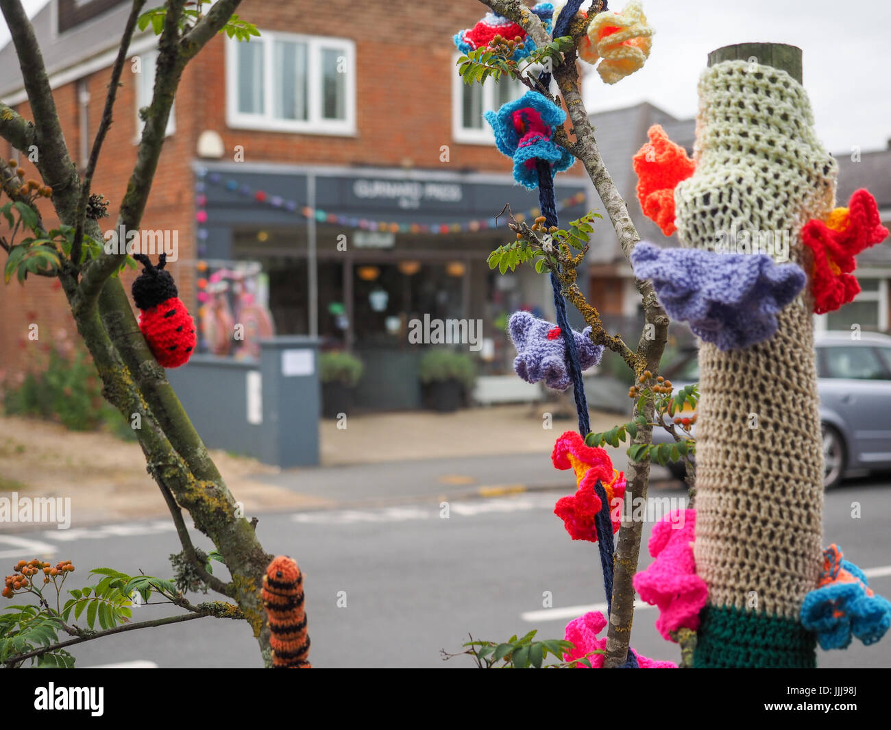 Bombardeo de hilados, Yarnbombing, Rubio Village, en la Isla de Wight. 19 Jul, 2017. Foto tomada el 16 Jul, 2017. Los rubios tejer y Natter Grupo decorar rubios Village para recaudar dinero para el rubio Elephant Club, una organización de caridad local la recaudación de fondos para las personas con problemas de memoria y la capacidad de los perros para los jóvenes. La fecha coincide con la Isla de Wight estudios abiertos donde el artista abren sus talleres para mostrar al público sus artesanías en toda la isla, desde el 14 al 24 de julio de 2017. Foto tomada el 16 Jul, 2017. Foto de stock