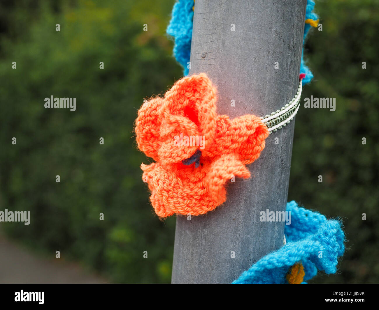 Bombardeo de hilados, Yarnbombing, Rubio Village, en la Isla de Wight. 19 Jul, 2017. Foto tomada el 16 Jul, 2017. Los rubios tejer y Natter Grupo decorar rubios Village para recaudar dinero para el rubio Elephant Club, una organización de caridad local la recaudación de fondos para las personas con problemas de memoria y la capacidad de los perros para los jóvenes. La fecha coincide con la Isla de Wight estudios abiertos donde el artista abren sus talleres para mostrar al público sus artesanías en toda la isla, desde el 14 al 24 de julio de 2017. Foto tomada el 16 Jul, 2017. Foto de stock