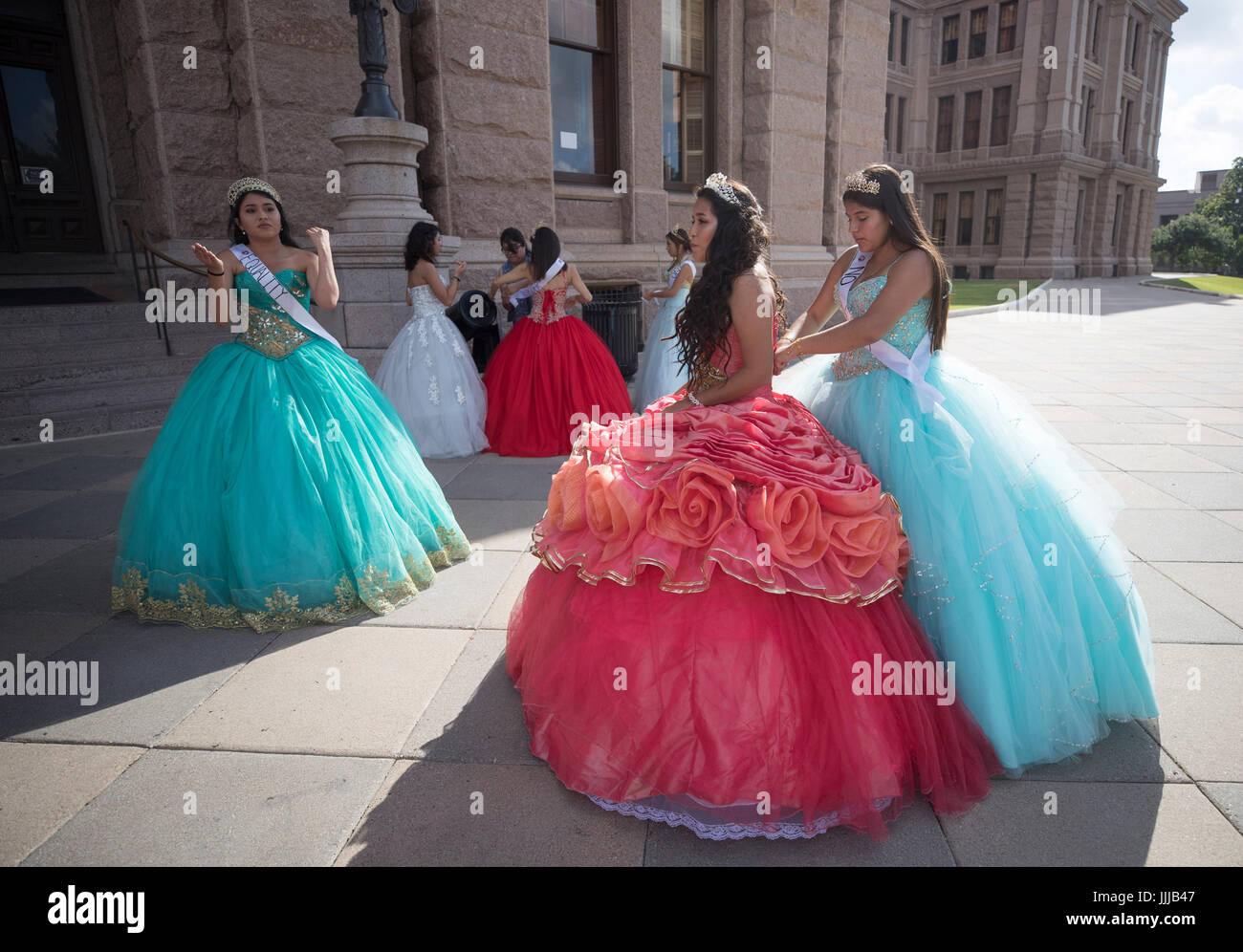 Las niñas adolescentes luciendo vestidos quinceanera de estilo mexicano en  el Capitolio de Texas, protesta SB4, aprobado por la Legislatura y firmada  por el gobernador en la primavera de 2017, A'Scómo yo
