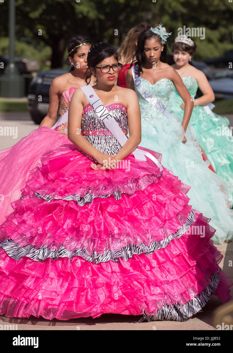 Las niñas adolescentes luciendo vestidos quinceanera de estilo mexicano en el Capitolio de Texas, protesta aprobado por la Legislatura y firmada por el gobernador en la primavera de 2017, A'Scómo yo