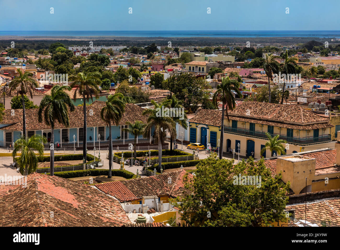 La Plaza Mayor se encuentra rodeada de edificios históricos en el corazón de la ciudad, Trinidad, Cuba Foto de stock