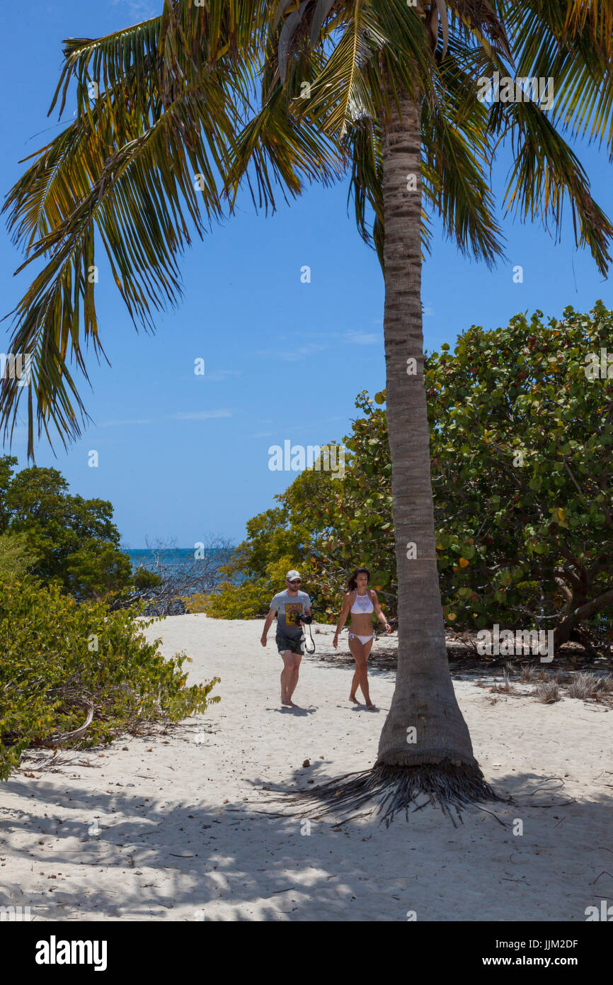 La isla tropical de Cayo Iguana llegar en barco desde Playa Ancón es un destino turístico - TRINIDAD, CUBA Foto de stock