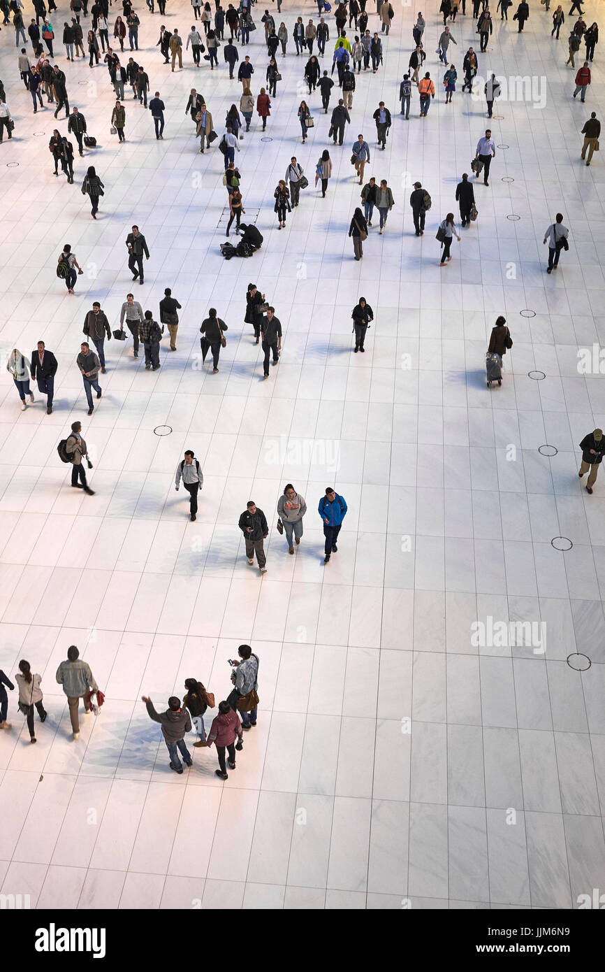 La CIUDAD DE NUEVA YORK - 30 de septiembre de 2016: muchas personas caminando en el centro comercial Westfield Reiss, World Trade Center, semejando un hormiguero Foto de stock