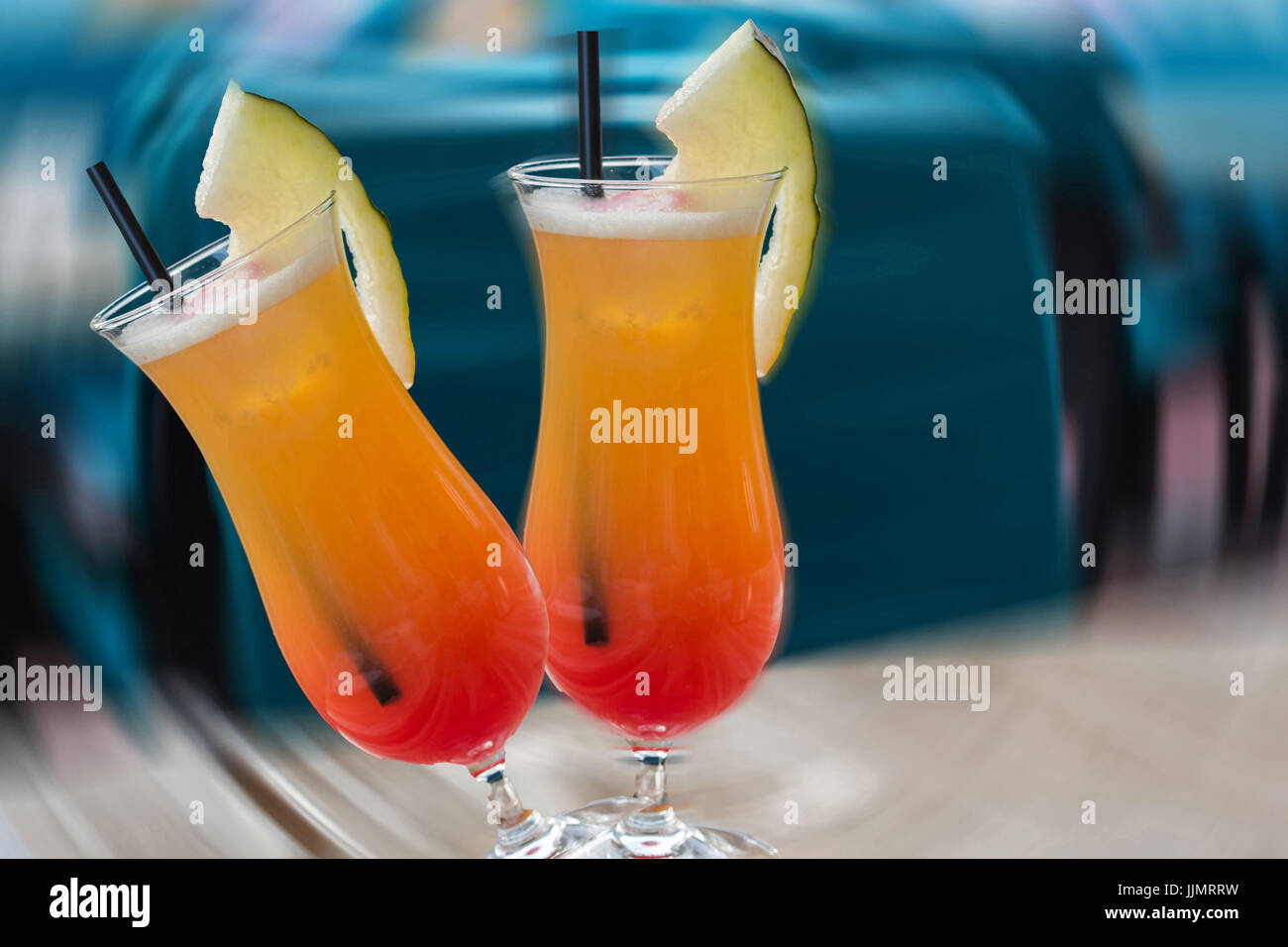 Se centran en cóctel colorido en la mesa de un bar en el restaurante. Quería desenfoque de fondo. Símbolo la adicción al alcohol. Foto de stock