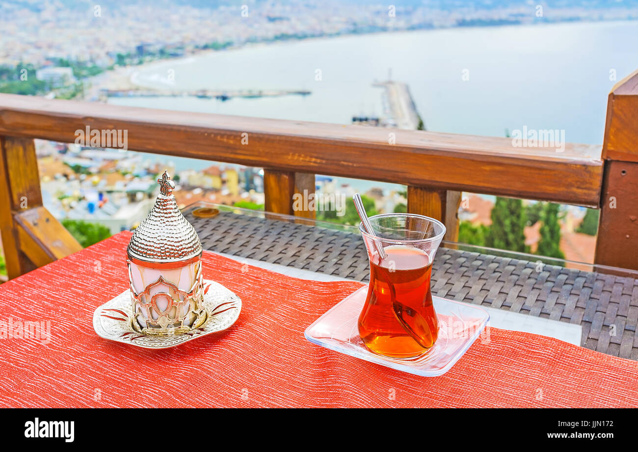 El café turco aromático caliente y té negro tradicional en la copa y copa sobre la mesa de café al aire libre, Alanya, Turquía. Foto de stock