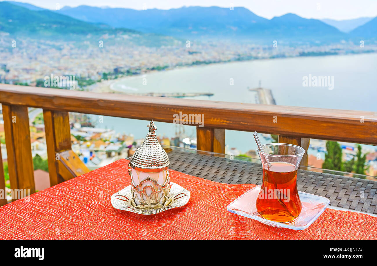 Café Turco y el té son las bebidas calientes más populares en Turquía, Alanya. Foto de stock