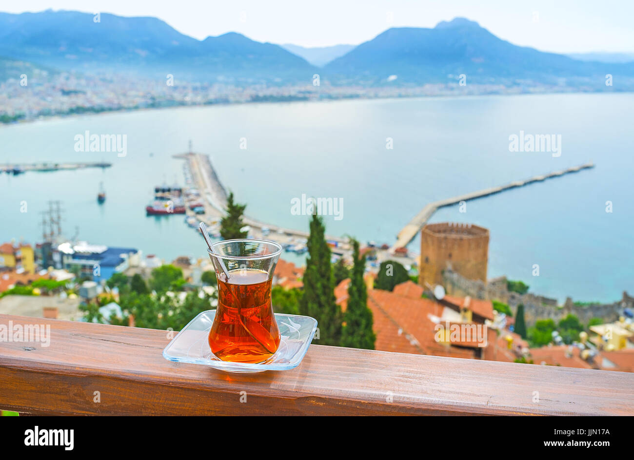 La taza de té negro en el restaurante panorámico en la colina del castillo es la mejor opción para pasar la mañana en el complejo de Alanya, Turquía. Foto de stock