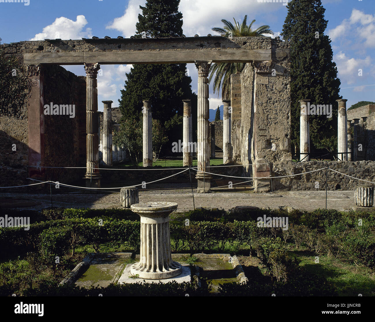 Italia. Pompeya. Casa del Fauno. Construida durante el siglo II A.C. Segundo patio con jardín. La Campania. Foto de stock