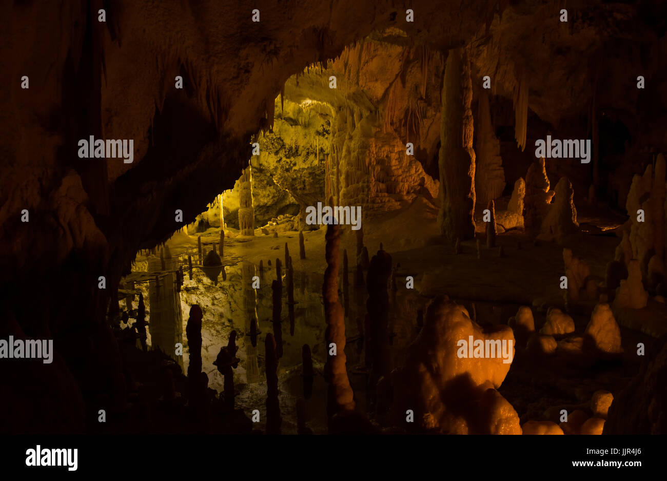Las cuevas de Frasassi, Ancona, Italia, región de Marche. Formación de estalactitas y estalagmitas en las cuevas de Frasassi, Foto de stock